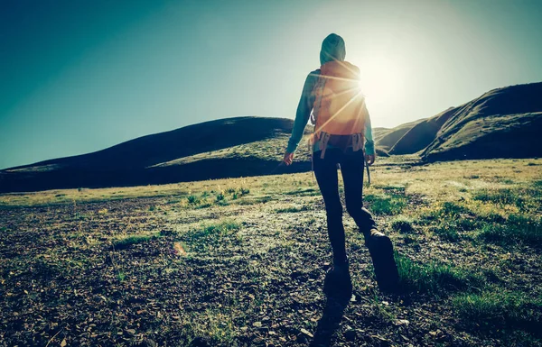 Senderismo Mujer Mochilero Las Montañas Del Amanecer —  Fotos de Stock