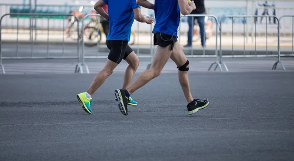 Maratona Corridore Gambe Esecuzione Strada Città — Foto Stock