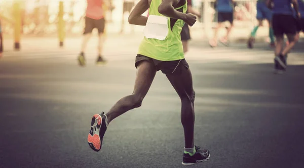 Maratonské Běžecké Nohy Běží Městské Silnici — Stock fotografie