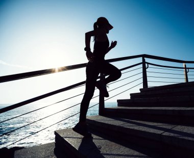 sahil yolu üzerinde yukarı çalışan sportif fitness kadın runner