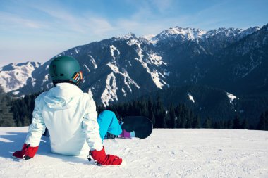 snowboard kış dağlarda kayak yamacında