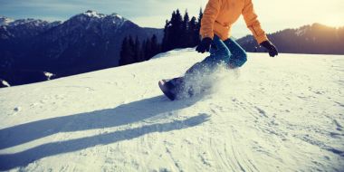 Kış dağın tepesinde Snowboard Snowboard