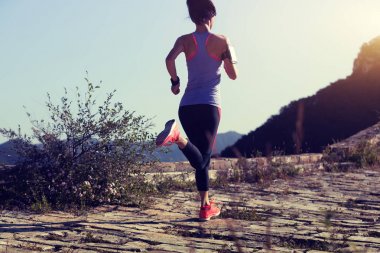 dağın tepesinde çalıştıran sportif fitness kadın runner