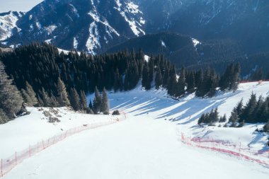 Alpine Kayak ve snowboard Bakırlı Dağları'nda havadan görünümü