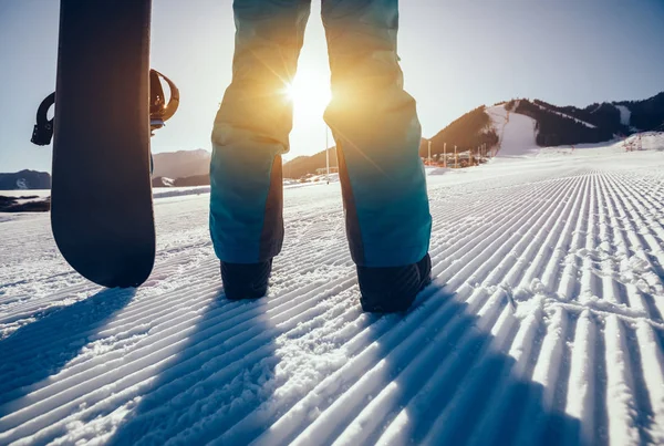 Uno Snowboarder Con Snowboard Pista Snowboard Montagna Invernale — Foto Stock