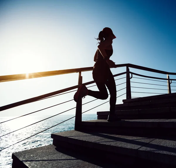 Sportliche Fitness Läuferin Läuft Auf Küstenpfad Die Treppe Hoch — Stockfoto