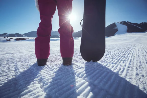 Snowboardåkare Med Snowboard Vinter Berg — Stockfoto