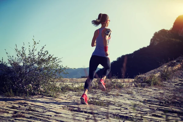 Deportista Fitness Mujer Trail Runner Corriendo Hasta Cima Gran Pared — Foto de Stock