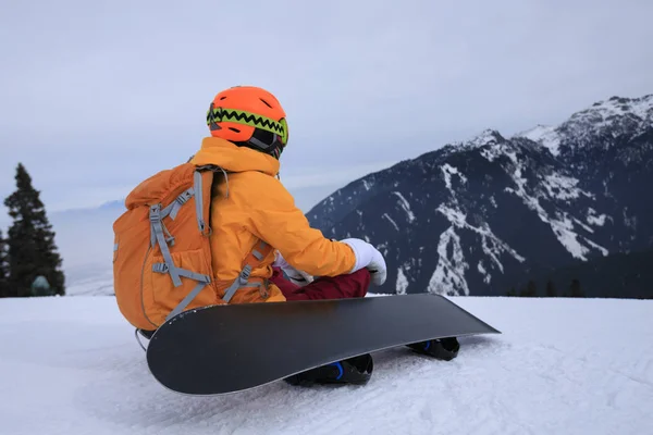 Sikeres Snowboardos Snowboard Téli Hegy Tetején — Stock Fotó