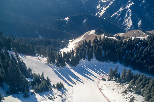 Luchtfoto Van Alpine Skiën Snowboarden Pistemakers Bergen — Stockfoto