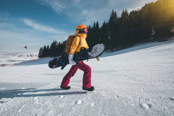 Mulher Snowboarder Com Mochila Ascensão Montanhas Inverno — Fotografia de Stock