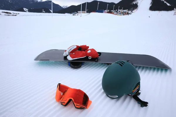 Síléceken Snowboardozásra Alkalmas Felszerelés Hómacska Által Hátrahagyott Sípályán — Stock Fotó