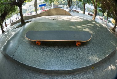 bir kaykay üzerinde şehir skatepark rampa