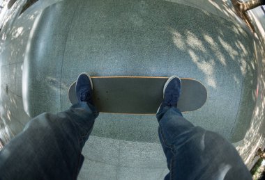 Genç kaykaycı bacaklar şehir skatepark, kaykay sürme