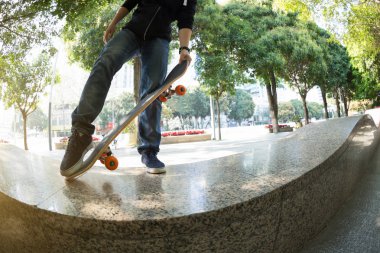Genç kaykaycı bacaklar şehir skatepark, kaykay sürme