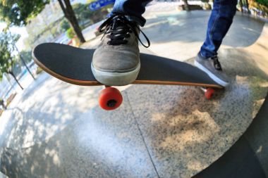 Genç kaykaycı bacaklar şehir skatepark, kaykay sürme