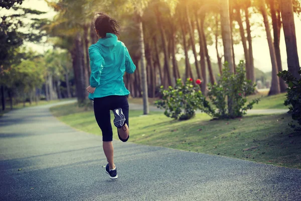 Sportieve Fitness Vrouw Draait Tropische Park — Stockfoto