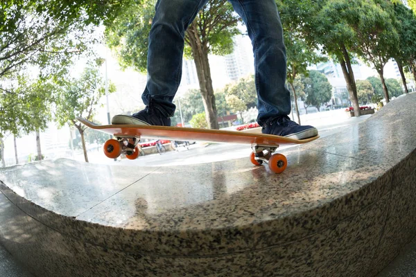Mladý Americký Skateboardista Nohy Koni Skateboard Městě Skatepark — Stock fotografie