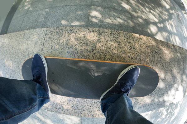 Mladý Americký Skateboardista Nohy Koni Skateboard Městě Skatepark — Stock fotografie