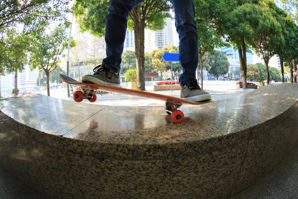 Young Skateboarder Legs Riding Skateboard City Skatepark — Stock Photo, Image