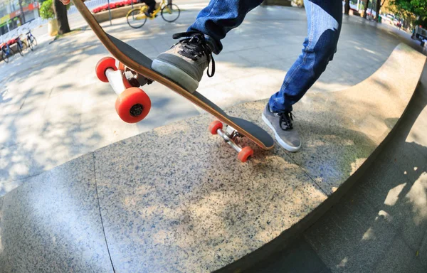 Giovani Gambe Skateboarder Equitazione Skateboard Città Skatepark — Foto Stock