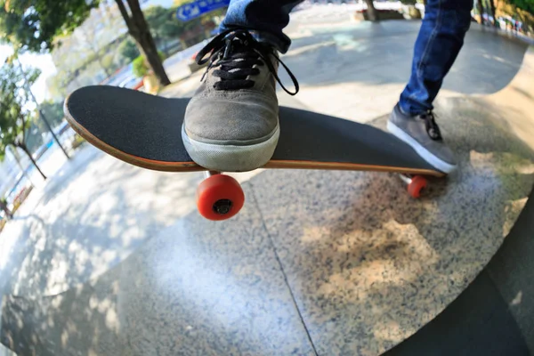 Mladý Americký Skateboardista Nohy Koni Skateboard Městě Skatepark — Stock fotografie