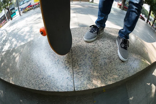 Genç Kaykaycı Bacaklar Şehir Skatepark Kaykay Sürme — Stok fotoğraf
