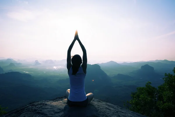 Uma Mulher Fitness Praticando Ioga Pico Montanha — Fotografia de Stock