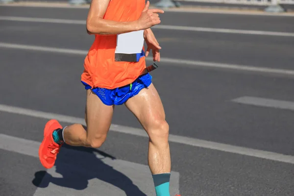 Marathon Löpare Ben Som Löper Stadens Väg — Stockfoto