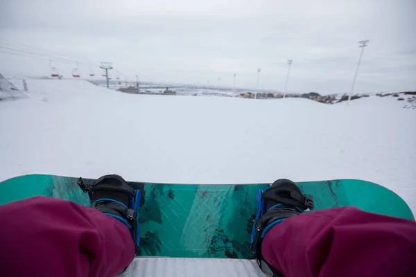 Snowboard Lábak Téli Hegyekben — Stock Fotó
