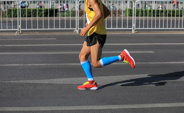 Maratonské Běžecké Nohy Běží Městské Silnici — Stock fotografie