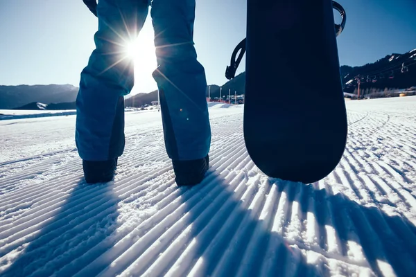 Snowboarder Con Pie Snowboard Pista Esquí Las Montañas Invierno — Foto de Stock