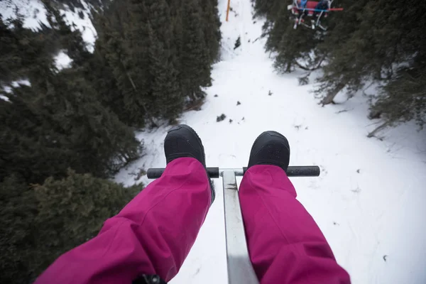 Primer Plano Las Piernas Teleférico Sobre Las Montañas Estación Esquí — Foto de Stock