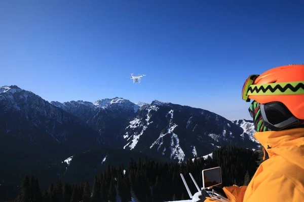 Snowboarder Steuert Fliegende Drohne Auf Winterlichen Berggipfel — Stockfoto