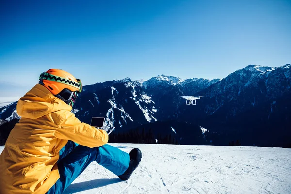Snowboarder Távfelügyeleti Egy Repülő Drone Tél Hegy Tetején — Stock Fotó
