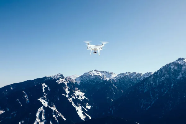 Drone Repül Téli Hegy Tetején — Stock Fotó