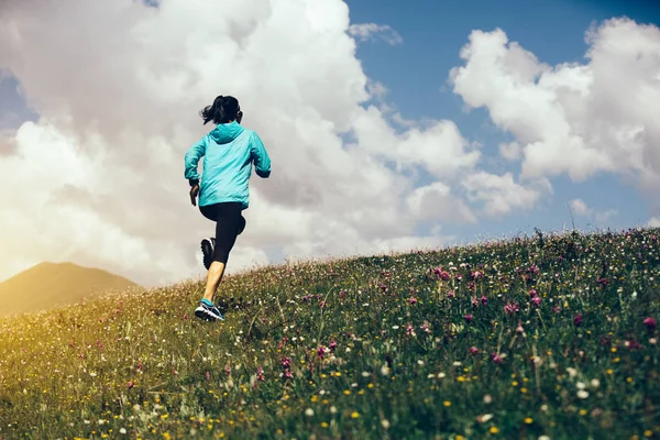 Young Fitness Woman Runner Running Mountain Grassland — Stock Photo, Image