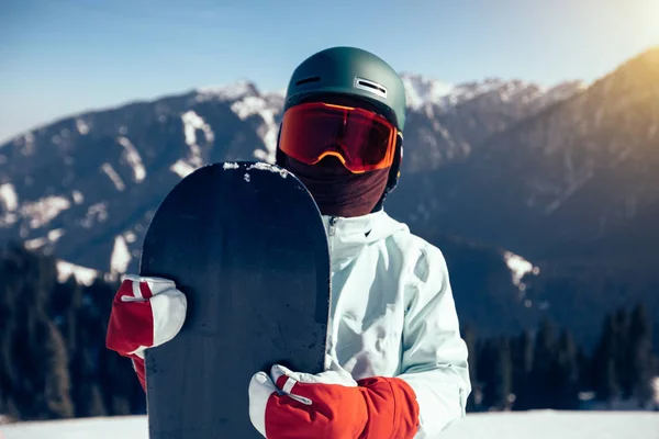 Uno Snowboarder Con Snowboard Sulla Cima Della Montagna Invernale — Foto Stock