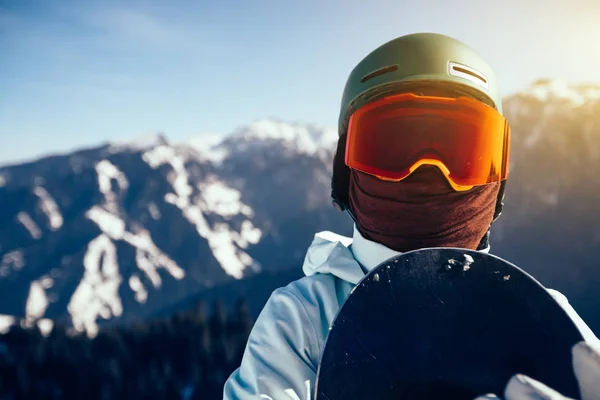 Ein Snowboarder Mit Snowboard Auf Winterlicher Bergspitze — Stockfoto