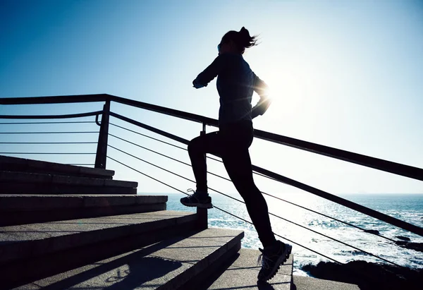 Sportowy Kobiece Biegacz Górze Szlak Wybrzeża — Zdjęcie stockowe