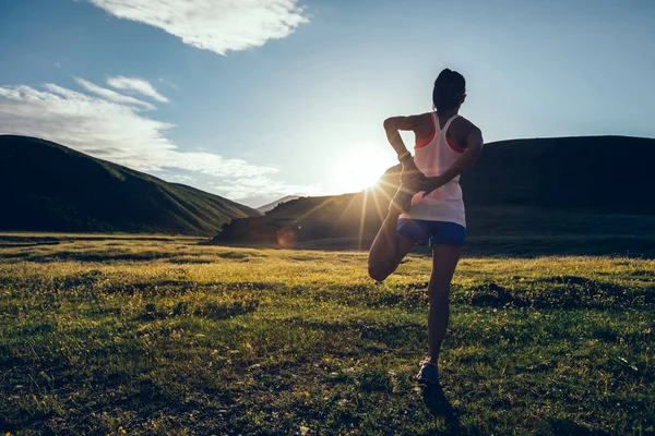 Jovem Fitness Mulher Corredor Aquecendo Pôr Sol Pastagens Trilha — Fotografia de Stock