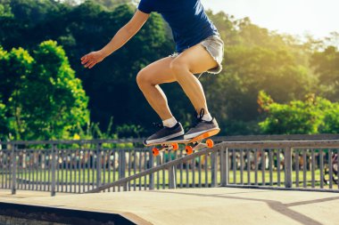 Bayan kaykaycı bacaklar skatepark kaykay