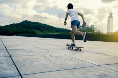 Kaykay gündoğumu City ile pratik kadın