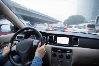 Eller üstünde tekerlek trafik reçel şehirde araba