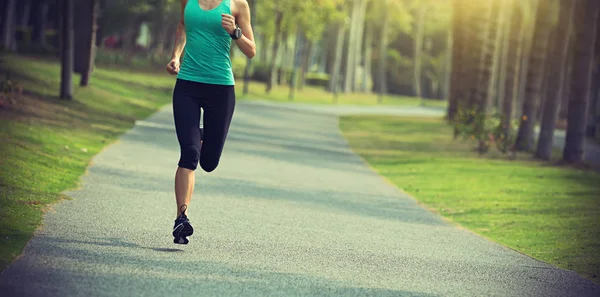 Sportig Fitness Kvinna Kör Park — Stockfoto