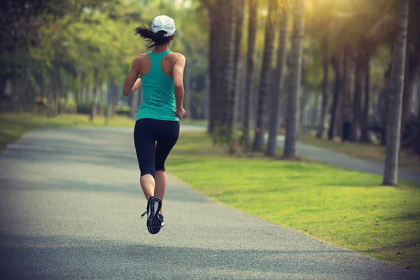 运动健身妇女在公园奔跑 — 图库照片