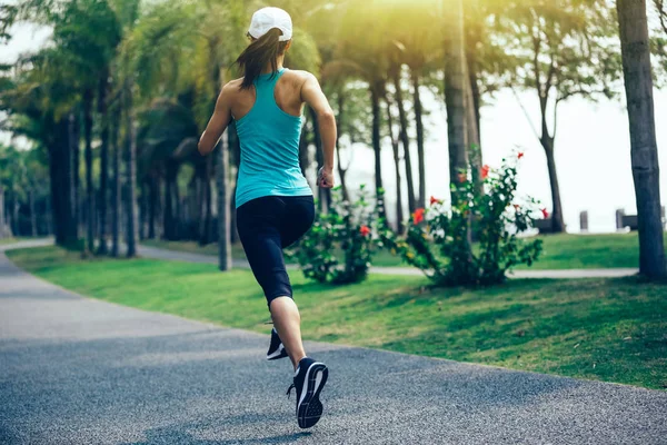 运动健身妇女在热带公园奔跑 — 图库照片