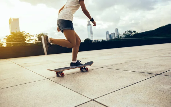 Mujer Practicando Con Monopatín Sunrise City — Foto de Stock