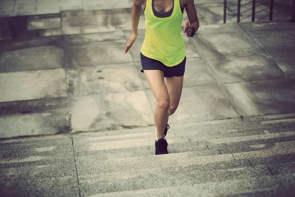 Νέοι Γυμναστήριο Γυναίκα Τρέχει Μέχρι Στην Πόλη Σκάλες — Φωτογραφία Αρχείου