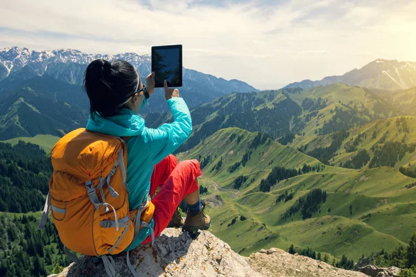 Genç Kadın Backpacker Dağ Üst Uçurumun Kenarında Dijital Tablet Kullanma — Stok fotoğraf